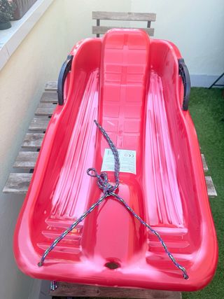 Trineo de nieve rojo de plástico