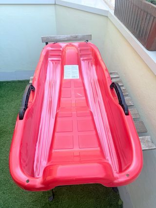 Trineo de nieve rojo de plástico