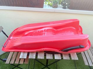 Trineo de nieve rojo de plástico