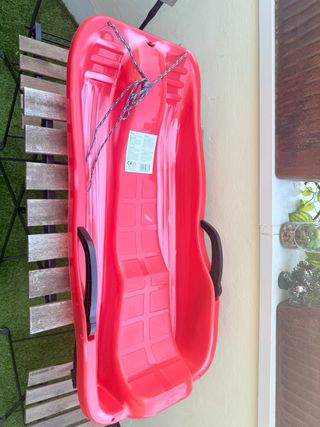 Trineo de nieve rojo de plástico