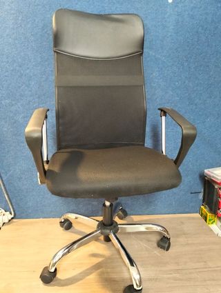 Silla de oficina Ruedas giratorias y reposabrazos.