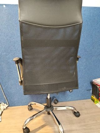 Silla de oficina Ruedas giratorias y reposabrazos.