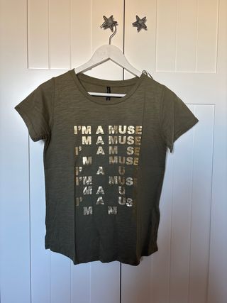Camiseta Stradivarius verde con texto dorado
