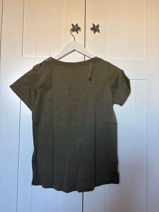 Camiseta Stradivarius verde con texto dorado