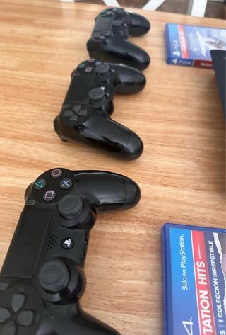 PS4 + 3 controller + Uncharted, Horizon, Minecraft
