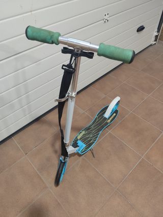 Patinete infantil con ruedas y manillar