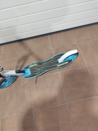 Patinete infantil con ruedas y manillar