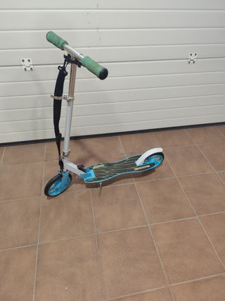 Patinete infantil con ruedas y manillar