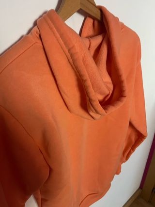 Sudadera con capucha naranja pastel