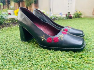 Zapatos de piel negros con flores y ramas bordadas