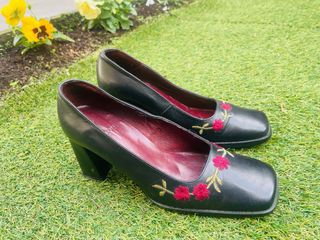 Zapatos de piel negros con flores y ramas bordadas