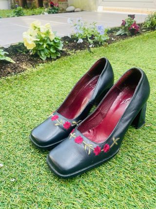 Zapatos de piel negros con flores y ramas bordadas