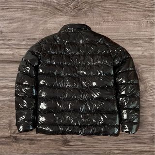 Chaqueta brillante negra a estrenar