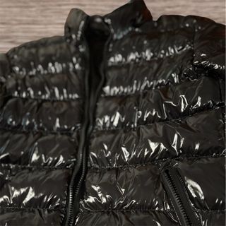 Chaqueta brillante negra a estrenar