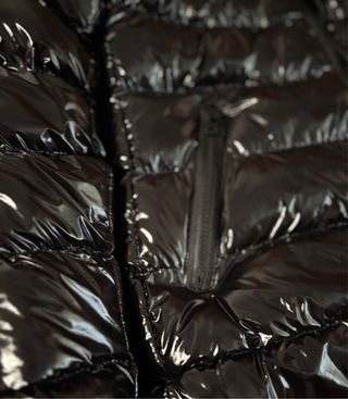 Chaqueta brillante negra a estrenar