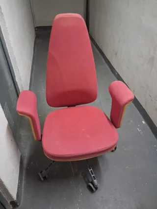 Silla de despacho ergonómica roja