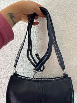 Bolso azul con tachuelas