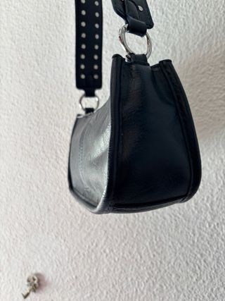 Bolso azul con tachuelas