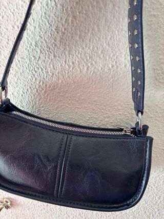 Bolso azul con tachuelas