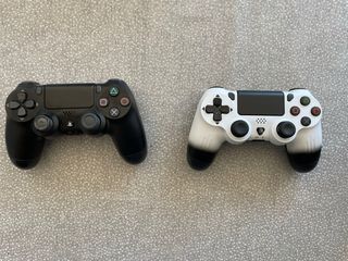 PS4 Slim 1TB+ 2 Mandos y Cables + Fortnite + GTA