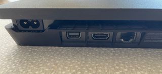 PS4 Slim 1TB+ 2 Mandos y Cables + Fortnite + GTA