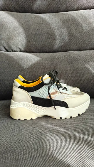 Zapatillas deportivas multicolor y blancas