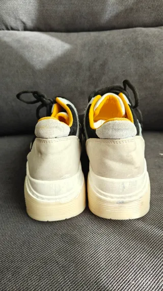 Zapatillas deportivas multicolor y blancas