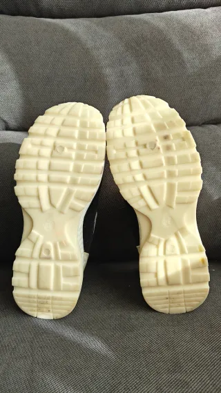 Zapatillas deportivas multicolor y blancas