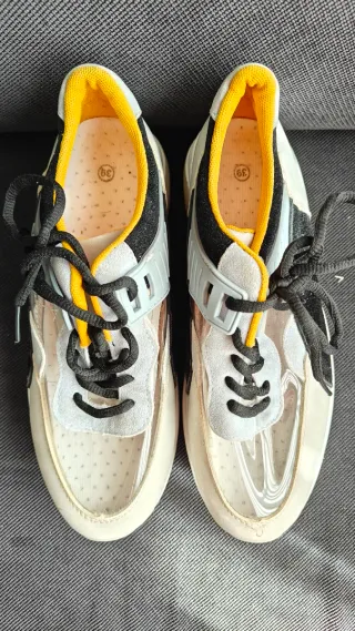 Zapatillas deportivas multicolor y blancas