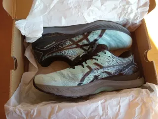 Zapatillas New Balance Beige y Rojo