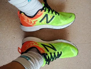 Zapatillas New Balance Beige y Rojo