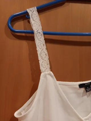 Top blanco con tirantes de encaje