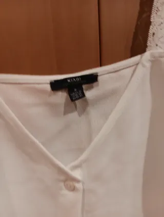 Top blanco con tirantes de encaje