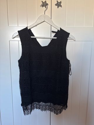 Camiseta negra bordada