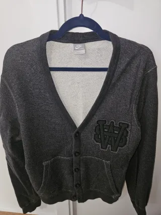 Chaqueta cárdigan Nike gris con logo. Lmtd edition