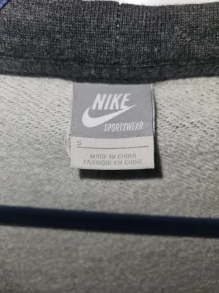 Chaqueta cárdigan Nike gris con logo. Lmtd edition