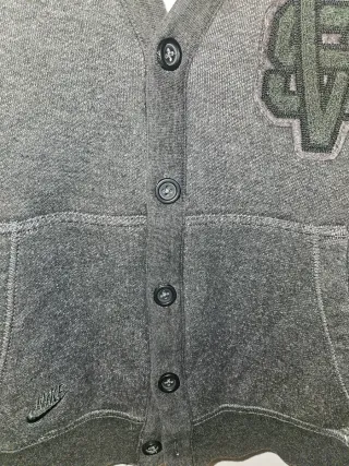 Chaqueta cárdigan Nike gris con logo. Lmtd edition