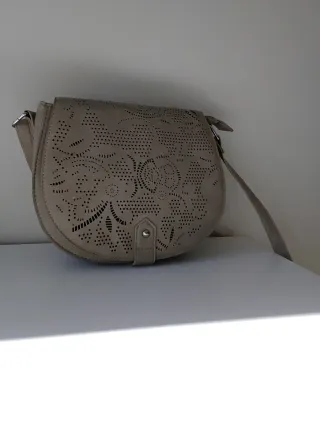 Bolso beige con diseño troquelado