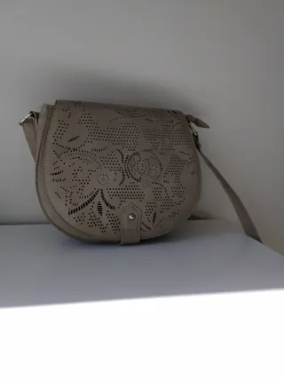 Bolso beige con diseño troquelado