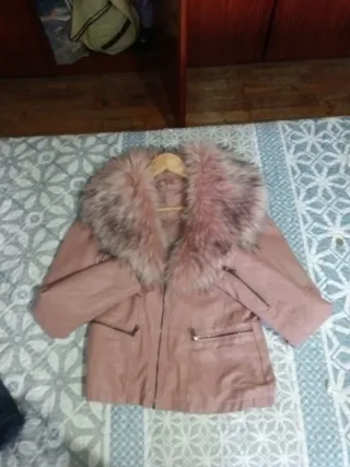 Chaqueta rosa con cuello de pelo