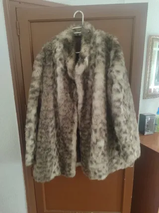 Abrigo Piel Sintética Tyber Marrón y Gris.