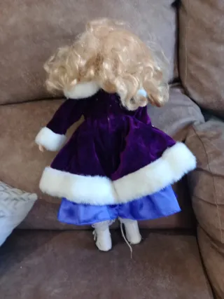 Muñeca de porcelana rubia con vestido morado
