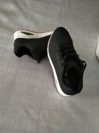 Zapatillas Skechers Negras y Blancas