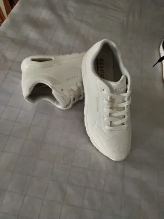 Zapatillas Skechers Negras y Blancas