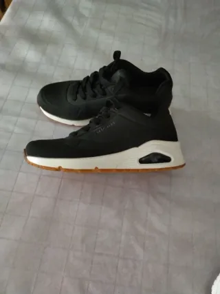 Zapatillas Skechers Negras y Blancas