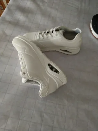 Zapatillas Skechers Negras y Blancas