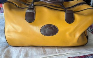 Bolso de viaje amarillo y marrón