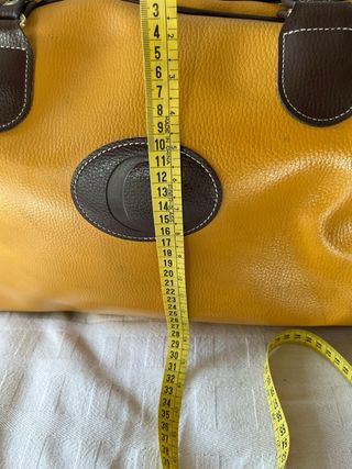 Bolso de viaje amarillo y marrón