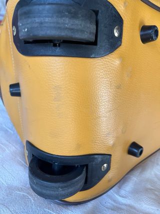 Bolso de viaje amarillo y marrón