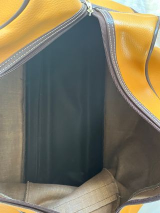 Bolso de viaje amarillo y marrón